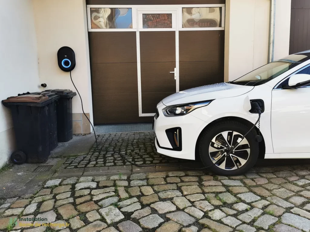Une voiture recharge sa batterie grâce à la wallbox installée à domicile.