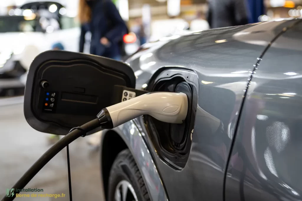 Une voiture électrique avec prise de recharge branchee.